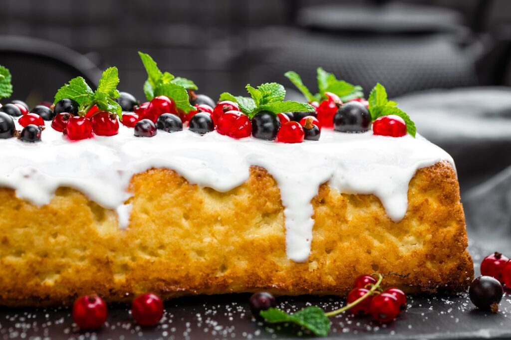 Cheesecake with fresh berries and yogurt