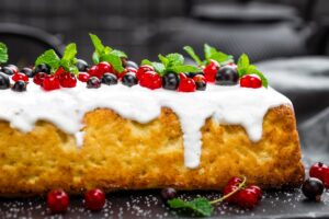Cheesecake with fresh berries and yogurt